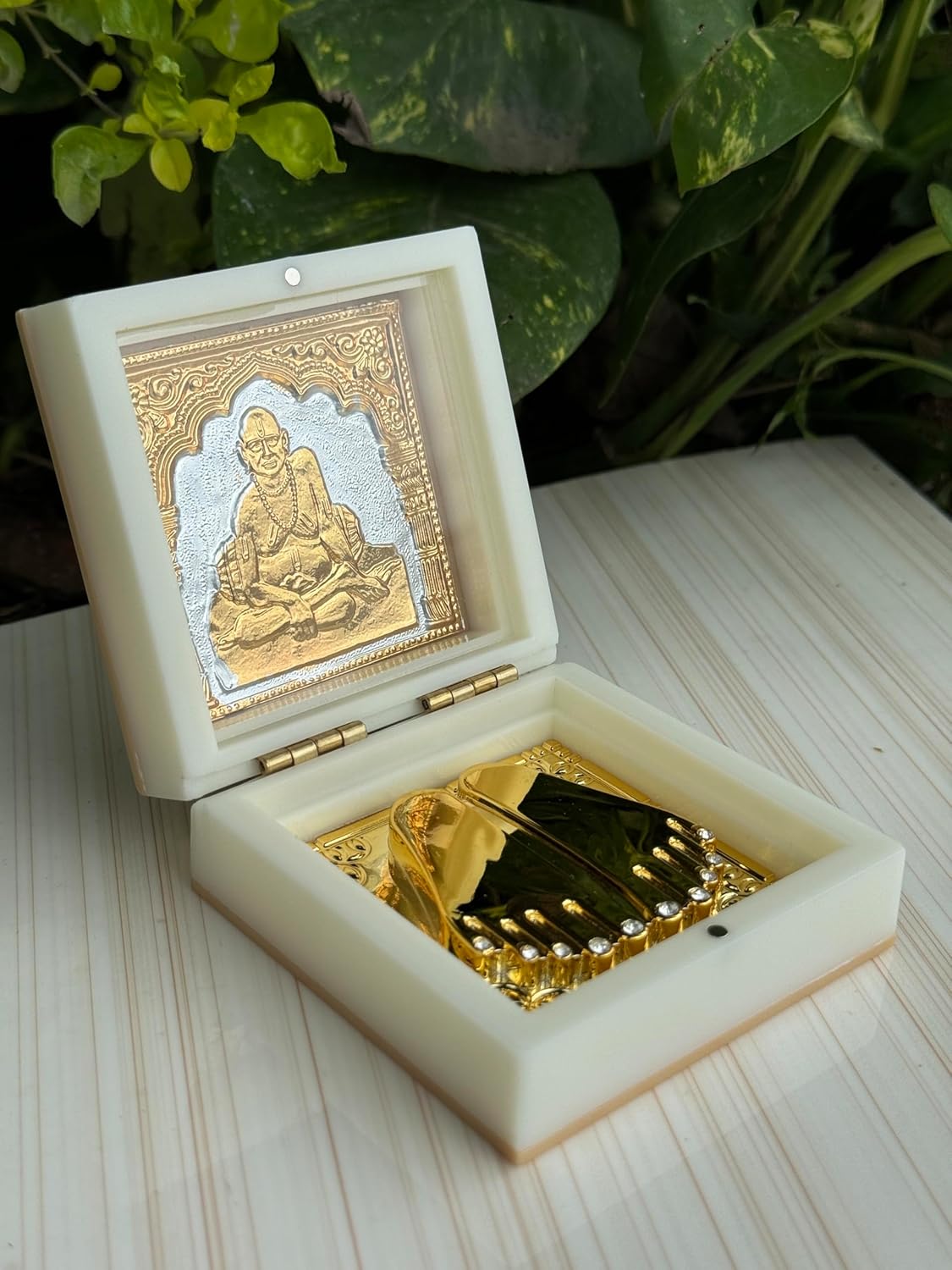 Abhimantrit Shri Swami Samarth Charan Paduka